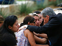 Архиепископ Сан-Антонио Густаво Гарсия-Силлер утешает семьи после бойни в начальной школе в Ювалде, штат Техас