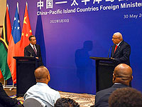 Министр иностранных дел Китая Вань И (слева) и премьер-министр Фиджи Франк Байнимарама (справа). 30 мая 2022 года