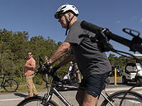 Президент США Джо Байден упал с велосипеда во время прогулки