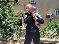 Полицейские Иерусалима и прохожий спасли малыша из запертого автомобиля