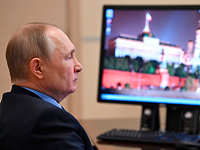 Президент РФ Владимир Путин в своей резиденции в Ново-Огарево