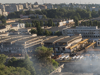 Неповрежденные ангары завода дорожных машин (на дальнем плане) в Кременчуге после ракетного обстрела. 28.06.2022