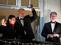Нобелевский лауреат Мария Ресса c Нобелевским лауреатом Дмитрием Муратовым и руководителем ВПО Дэвидом Бизли