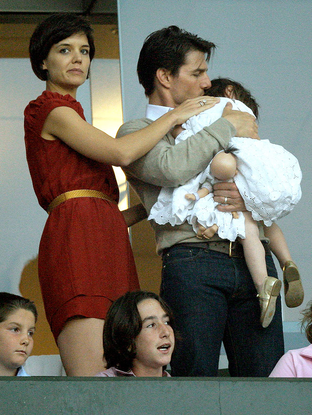 Том Круз со своим ребенком Сури и женой Кэти Холмс, 2008 год