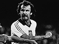 Януш Купцевич в матче чемпионата мира 1982 года против сборной Бельгии