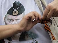 В Риге полицейские вызвали психиатра мужчине в шапке-ушанке и георгиевской ленточкой