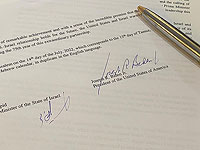 Подписи премьер-министра Яира Лапида и президента США Джо Байдена под Иерусалимской декларацией.
