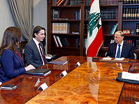 Президент Ливана Мишель Аун (справа) на встрече с посланником США по вопросам энергетики Амосом Хохштейном (в центре) и послом США в Ливане Дороти Ши (слева)
