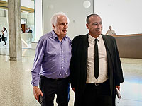 Шауль Алович (слева) после заседания Окружной суда в Иерусалиме. 20 июля 2022 года
