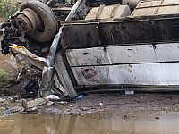 В Кении автобус упал с моста в реку, десятки погибших