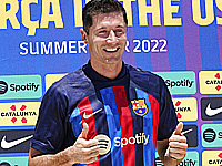"Барселона" представил Роберта Левандовски. Он будет играть под номером "9"