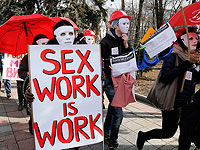 Петиция "о легализации эротики" собрала десятки тысяч подписей на сайте президента Украины