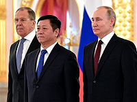 Китайский посол в Москве Чжан Ханьхуэй (в центре) возложил на США ответственность за "украинский кризис"