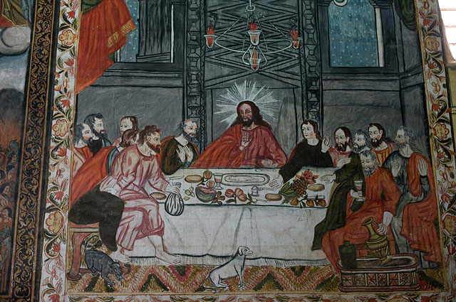 Фреска «Тайная вечеря» в местной церкви Курауара-де-Карангас, Боливия. У Иисуса на тарелке жареная морская свинка — популярная еда в Андах. Кот сопровождает Иуду, а пес смотрит на святого Петра