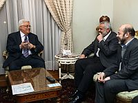 Махмуд Аббас с лидерами ХАМАСа Исмаилом Ханийей и Мусой Абу Марзуком. 2012 год