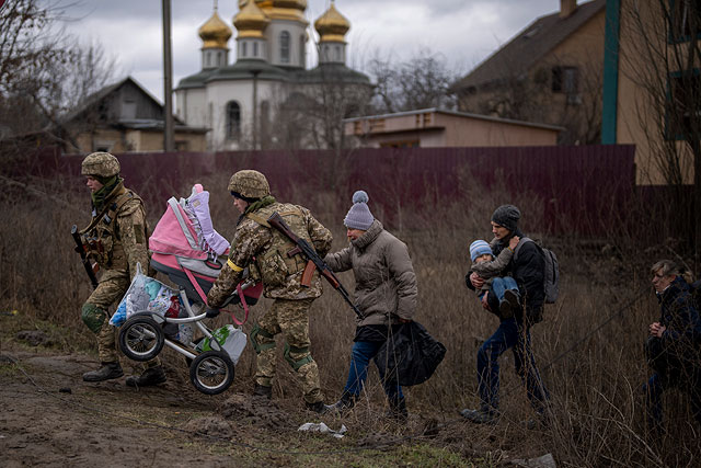 Солдаты ВСУ помогают переправится через реку Ирпень на окраине Киева, 5 марта 2022 года