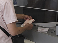 В консульствах РФ за рубежом приостановлен прием заявлений на биометрические загранпаспорта