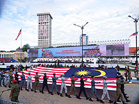 Армия Малайзии извинилась за поломку танка и тягача при репетиции парада