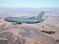 Самолет-заправщик KC-46A Pegasus заправляет в воздухе истребитель-бомбардировщик F-35