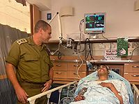 Полковник Ишай Розлин, командующий региональной бригадой "Иегуда", посетил в больнице военнослужащего, получившего ножевое ранение