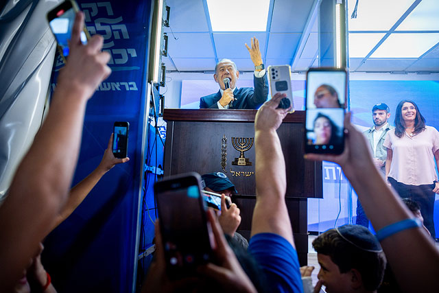 "Бибибус": Нетаниягу за стеклом – общение с избирателями. Фоторепортаж