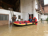 В результате сильного ливня и наводнения на востоке Италии погибли не менее восьми человек