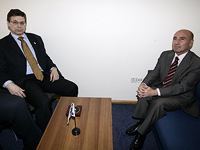 Замглавы МИД Израиля Дани Аялон и посол Турции в Израиле Ахмет Огуз Челиккол. Январь 2010 года