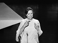 Луиза Флетчер на церемонии "Оскар" в 1976 году