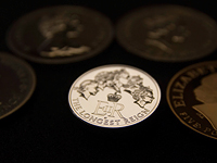 Также начнется выпуск первой памятной монеты нового царствования номиналом 5 фунтов стерлингов. Монета посвящена покойной королеве