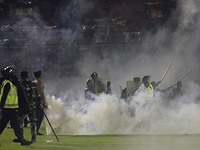Трагедия на стадионе в Индонезии: сотни погибших и раненых. Фоторепортаж