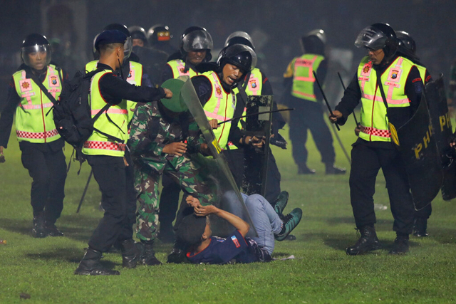 Трагедия на стадионе в Индонезии: около 130 погибших, сотни раненых. Фоторепортаж