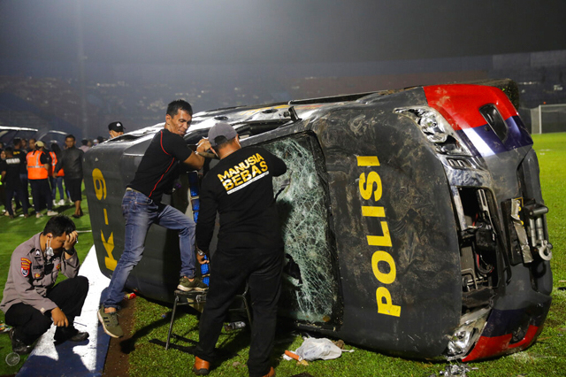 Трагедия на стадионе в Индонезии: около 130 погибших, сотни раненых. Фоторепортаж