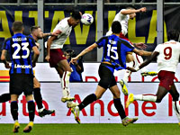 Интер (Милан) - Рома 1:2. На 77-й минуте после навеса со штрафного Крис Смоллинг забил победный гол 
