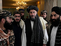 Министр иностранных дел созданного движением "Талибан" правительства Афганистана Амир Хан Мутаки (в центре)