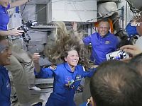 Экипаж корабля Crew Dragon после стыковки перешел на МКС