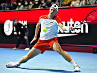 Денис Шаповалов вышел в полуфинал теннисного турнира в Токио