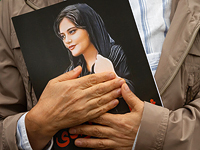 "Аятоллы, убирайтесь!": президента Ирана освистали в женском университете
