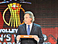 Томаш Вуйтови на жеребьевке чемпионата мира по волейболу в 2014 году