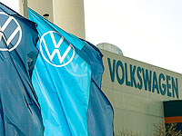 Радикалов-экологов оставили приклеенными на ночь в выставочном центре Volkswagen