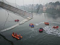 Обрушение моста в Индии: не менее 120 погибших