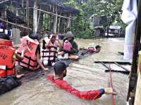 По Филиппинам ударил тропический шторм, более сотни погибших