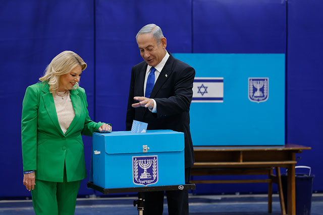Глава оппозиции, лидер партии "Ликуд" Биньямин Нетаниягу с женой Сарой