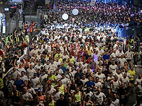 Более 20 тысяч человек участвуют в "ночном забеге" в Тель-Авиве