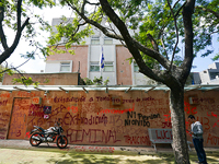 Акция протеста около посольства Израиля в Мехико: семьи пропавших студентов требуют экстрадиции Зерона