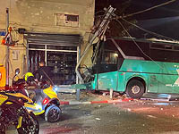 В Тель-Авиве рейсовый автобус погнул электрический столб и врезался в здание