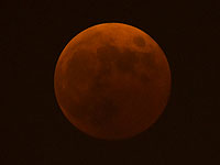 "Красная Луна": второе лунное затмение в 2022 году. Фоторепортаж