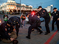 Полиция задерживает демонстрантов во время акции протеста против мобилизации. Екатеринбург, Россия, 21 сентября 2022 года