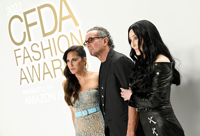Слева направо: Лори Линн Старк, Ричард Старк и Шер на церемонии вручения премии CFDA Fashion Awards