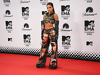 Израильская певица Ноа Кирел на European MTV Awards появилась в костюме 