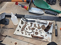 В рюкзаке задержанного были найдены античные монеты, копательные инструменты, еще один металлоискатель